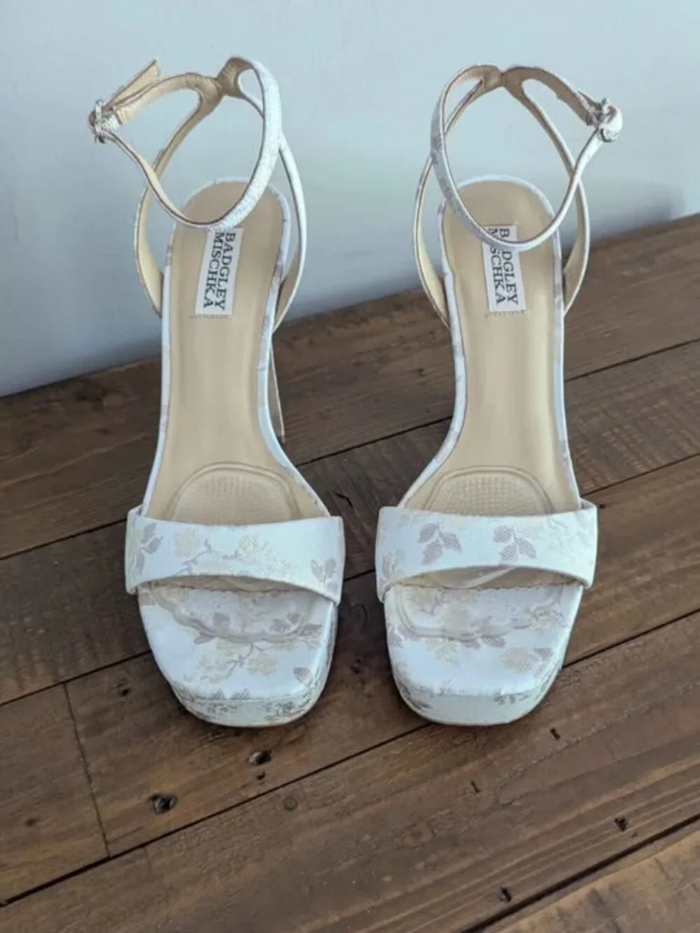 Badgley Mischka Caia platform sandals ivory jacquard Pump heels Women's sz 9